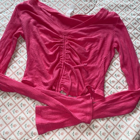 Alo yoga Ribbed Cinch Cropped Long Sleeve in pink fuschia - Picture 4 of 6